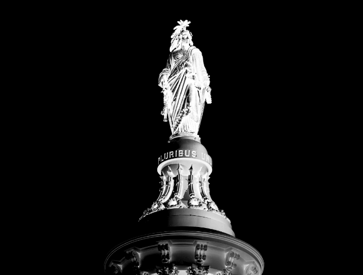 a statue with the U.S. motto E pluribus unum
